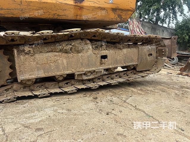 單側(cè)履帶整體(整機(jī)外觀) 單側(cè)履帶整體(整機(jī)外觀)