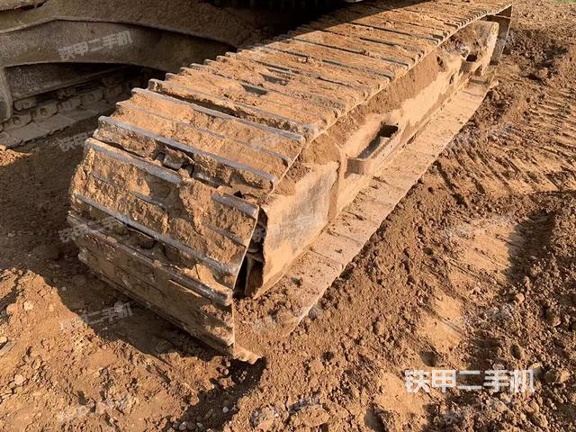 單側(cè)履帶整體(整機(jī)外觀) 單側(cè)履帶整體(整機(jī)外觀)