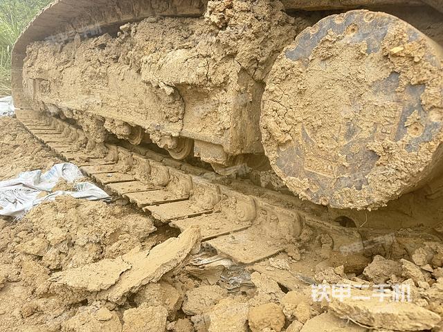 單側(cè)履帶整體(整機(jī)外觀) 單側(cè)履帶整體(整機(jī)外觀)