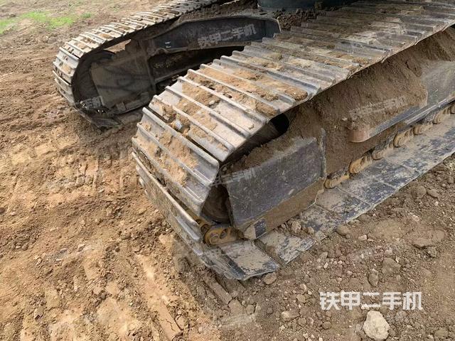 單側(cè)履帶整體(整機(jī)外觀) 單側(cè)履帶整體(整機(jī)外觀)