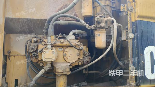 液压泵舱室正面整体(整机外观) 液压泵舱室正面整体(整机外观)