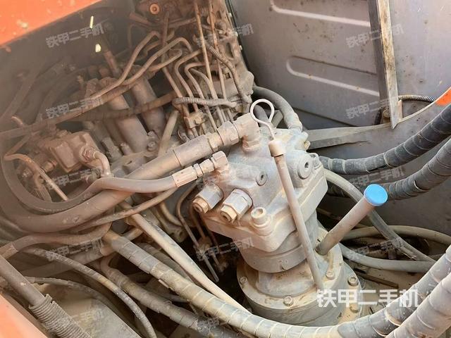 回转马达和主控阀(整机外观) 回转马达和主控阀(整机外观)