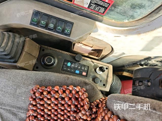 行走控制手柄和踏板 俯拍(驾驶室部分) 行走控制手柄和踏板 俯拍(驾驶室部分)