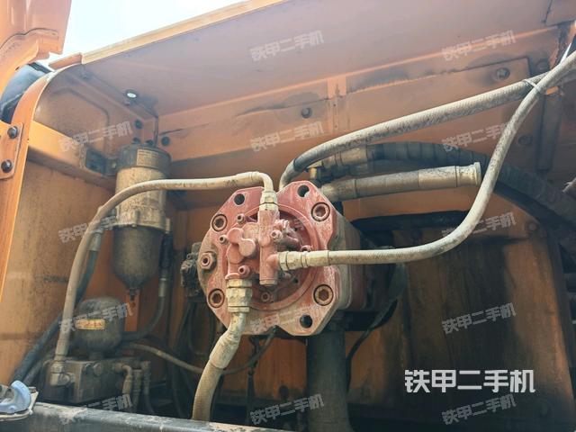 液压泵舱室正面整体(整机外观) 液压泵舱室正面整体(整机外观)