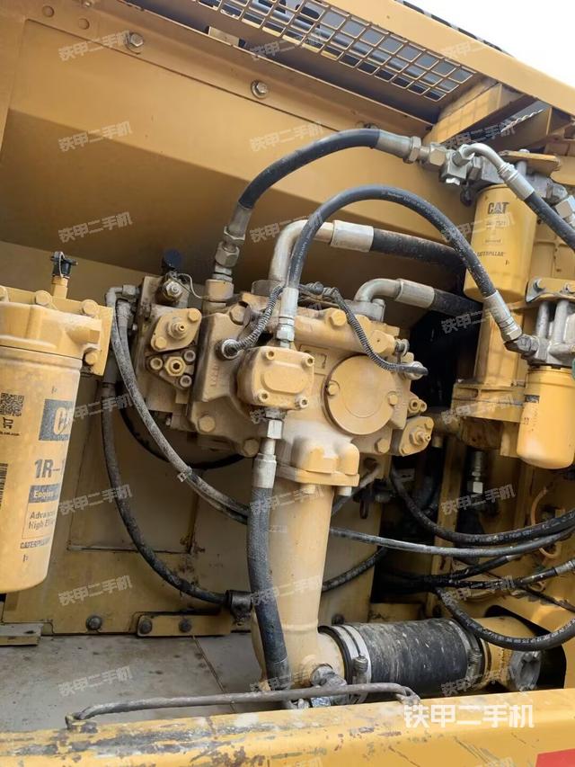 液壓泵艙室正面整體(整機(jī)外觀) 液壓泵艙室正面整體(整機(jī)外觀)