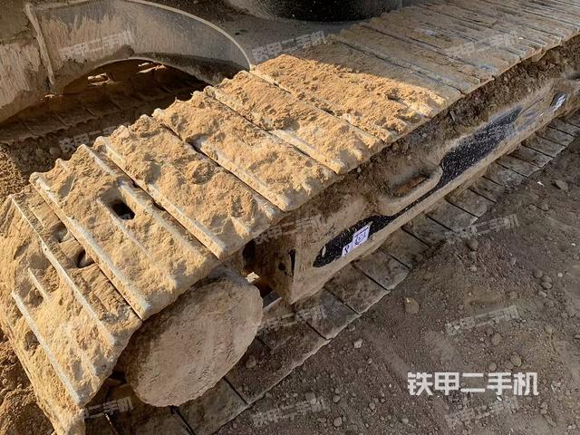 單側(cè)履帶整體(整機(jī)外觀) 單側(cè)履帶整體(整機(jī)外觀)