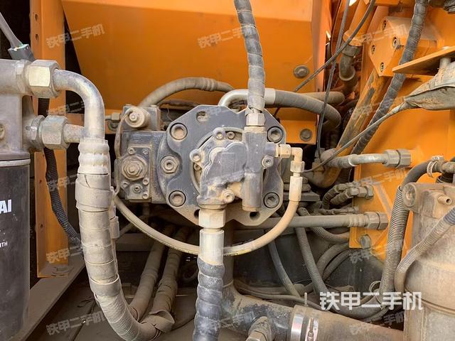 液壓泵艙室正面整體(整機(jī)外觀) 液壓泵艙室正面整體(整機(jī)外觀)