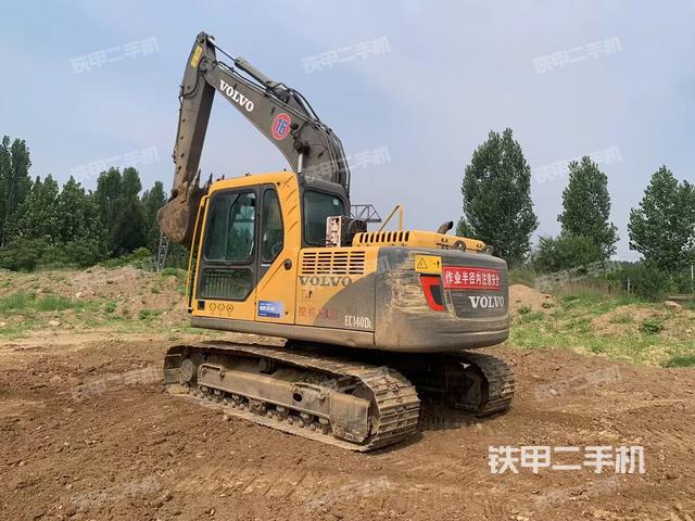 駕駛室頂部(整機(jī)外觀) 駕駛室頂部(整機(jī)外觀)
