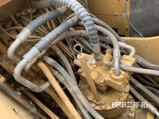 回转马达和主控阀(整机外观) 回转马达和主控阀(整机外观)