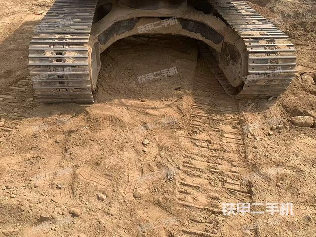 单侧履带整体(整机外观) 单侧履带整体(整机外观)
