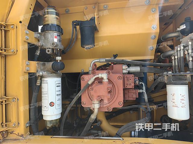 液壓泵艙室正面整體(整機(jī)外觀) 液壓泵艙室正面整體(整機(jī)外觀)