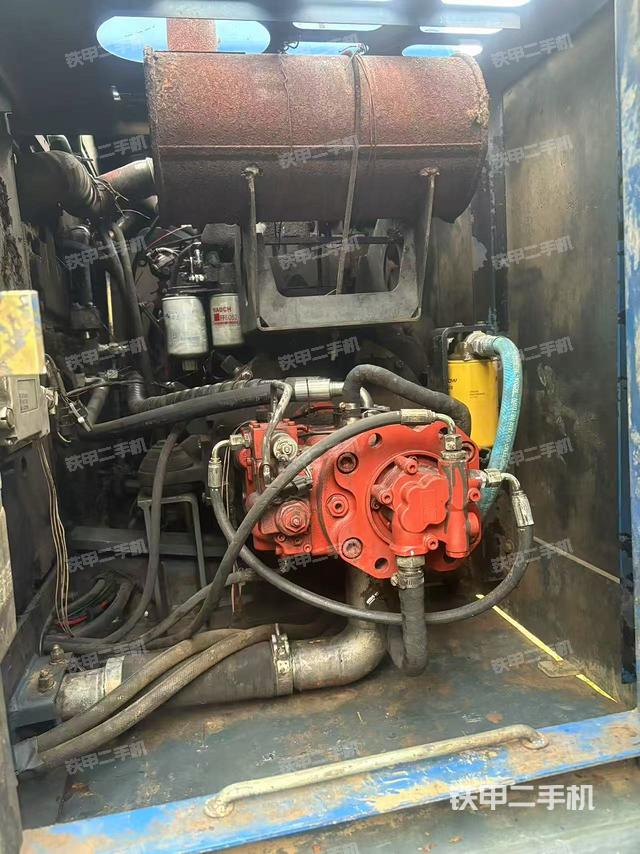 液压泵舱室正面整体(整机外观) 液压泵舱室正面整体(整机外观)