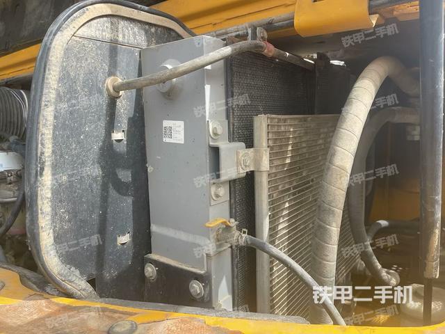 回轉(zhuǎn)馬達(dá)和主控閥(整機(jī)外觀) 回轉(zhuǎn)馬達(dá)和主控閥(整機(jī)外觀)