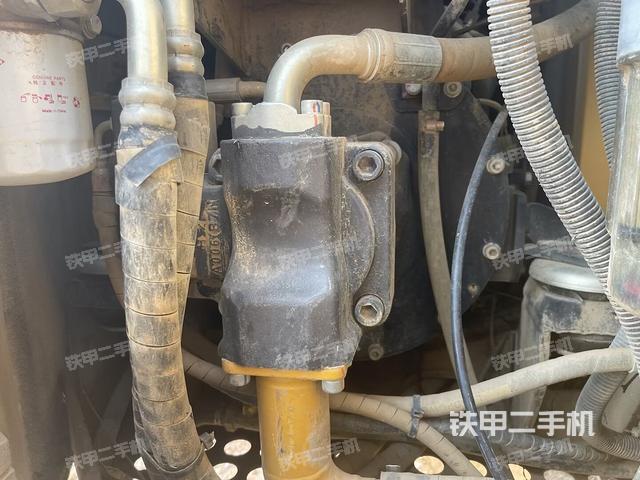 液压泵舱室正面整体(整机外观) 液压泵舱室正面整体(整机外观)