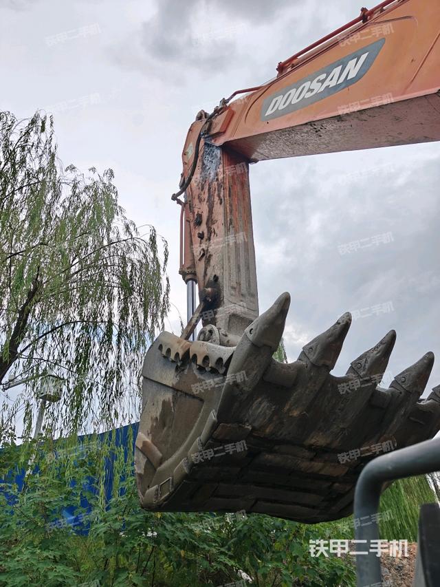 大臂油缸整体 竖拍(工作和回转装置) 大臂油缸整体 竖拍(工作和回转装置)