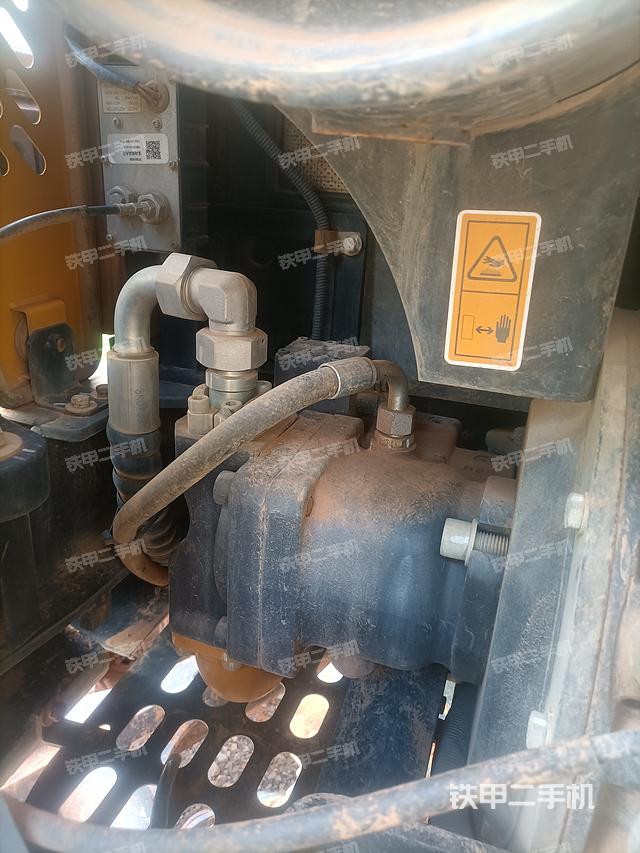 回轉(zhuǎn)馬達(dá)和主控閥（整機(jī)外觀）