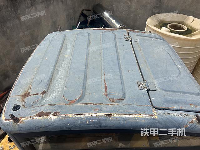 駕駛室頂部(整機(jī)外觀) 駕駛室頂部(整機(jī)外觀)