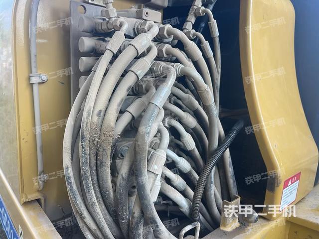 回轉馬達和主控閥(整機外觀) 回轉馬達和主控閥(整機外觀)