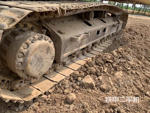 單側(cè)履帶整體(整機(jī)外觀) 單側(cè)履帶整體(整機(jī)外觀)