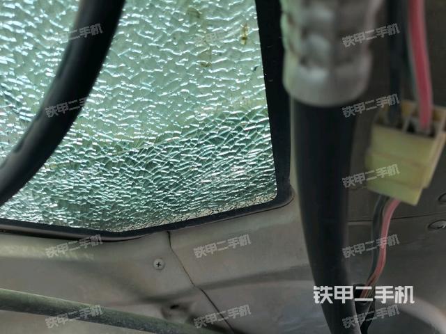 左后方玻璃角標(biāo)(駕駛室部分) 左后方玻璃角標(biāo)(駕駛室部分)