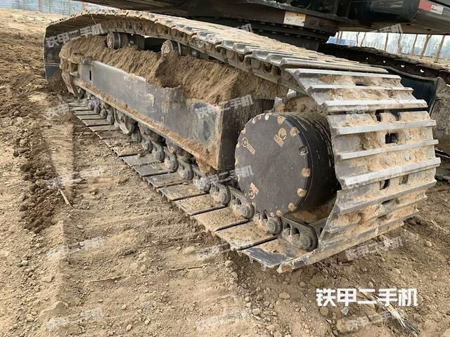 單側(cè)履帶整體(整機(jī)外觀) 單側(cè)履帶整體(整機(jī)外觀)