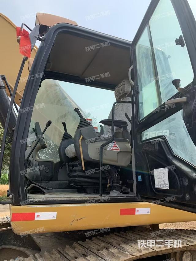 駕駛室整體(整機(jī)外觀) 駕駛室整體(整機(jī)外觀)