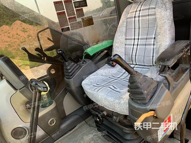 駕駛室整體(整機(jī)外觀) 駕駛室整體(整機(jī)外觀)
