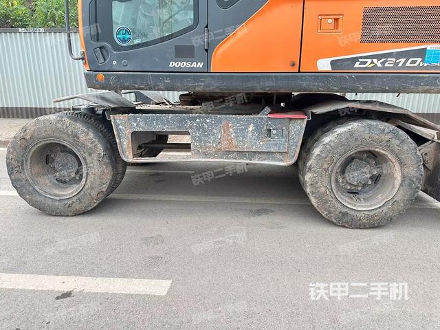 右侧履带整体(行走机构) 右侧履带整体(行走机构)