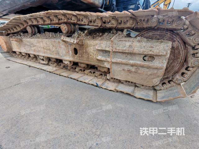 單側(cè)履帶整體(整機(jī)外觀) 單側(cè)履帶整體(整機(jī)外觀)
