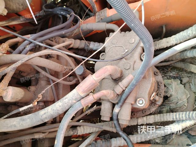 回转马达和主控阀(整机外观) 回转马达和主控阀(整机外观)