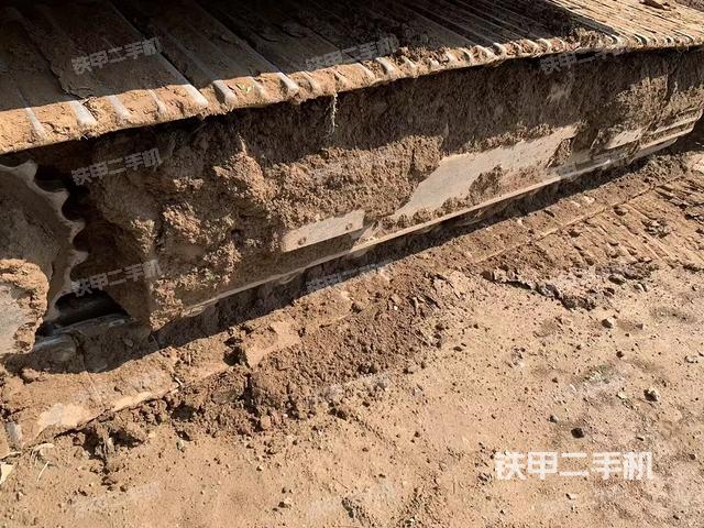 單側(cè)履帶整體(整機(jī)外觀) 單側(cè)履帶整體(整機(jī)外觀)