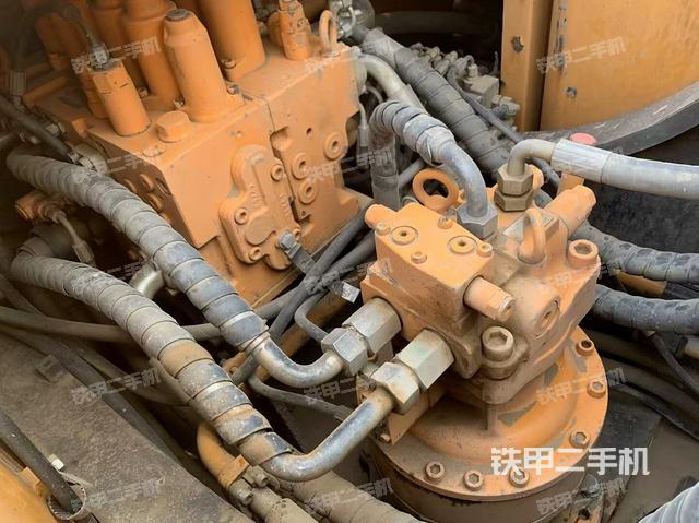 回轉(zhuǎn)馬達和主控閥(整機外觀) 回轉(zhuǎn)馬達和主控閥(整機外觀)