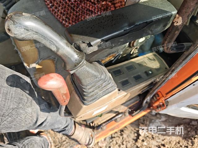 座椅右侧控制台/钥匙门/油门/含右手柄(驾驶室部分) 座椅右侧控制台/钥匙门/油门/含右手柄(驾驶室部分)