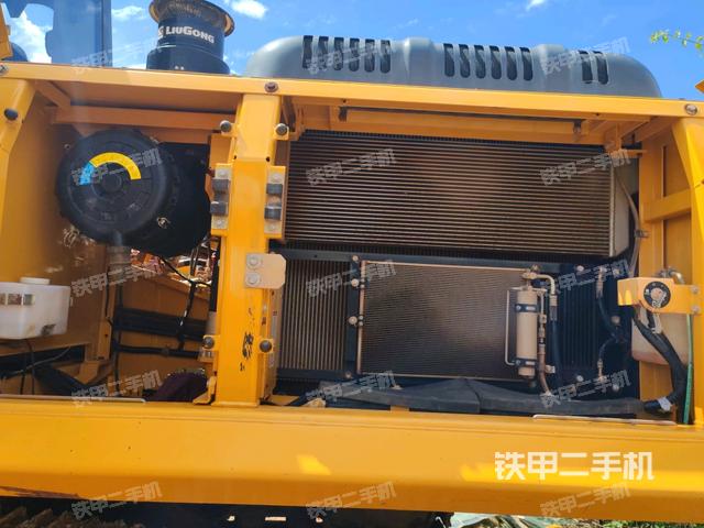 散熱器正面(大件艙室) 散熱器正面(大件艙室)