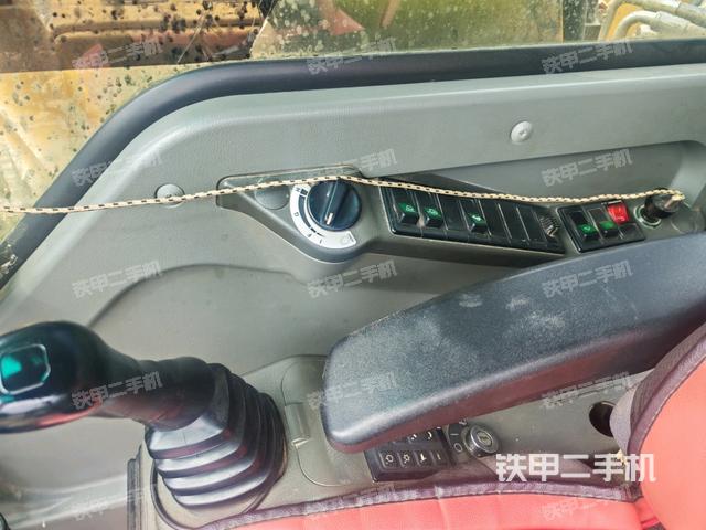 座椅右側(cè)控制臺(tái)/鑰匙門/油門/含右手柄(駕駛室部分) 座椅右側(cè)控制臺(tái)/鑰匙門/油門/含右手柄(駕駛室部分)