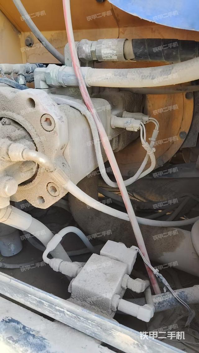 液压泵舱室正面整体(整机外观) 液压泵舱室正面整体(整机外观)