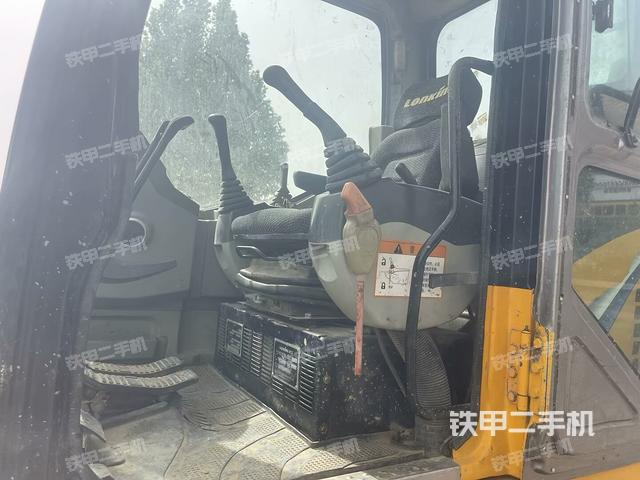 駕駛室整體(整機(jī)外觀) 駕駛室整體(整機(jī)外觀)