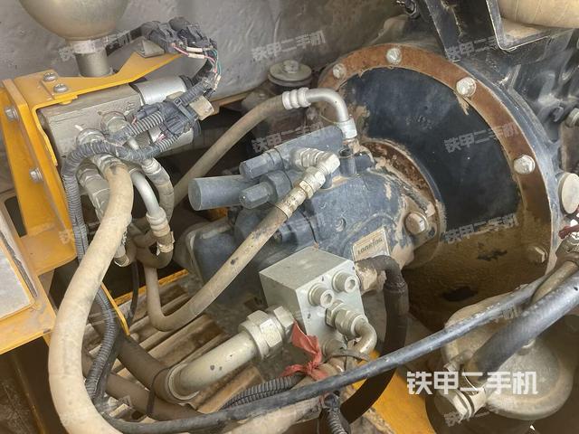 液壓泵艙室正面整體(整機(jī)外觀) 液壓泵艙室正面整體(整機(jī)外觀)