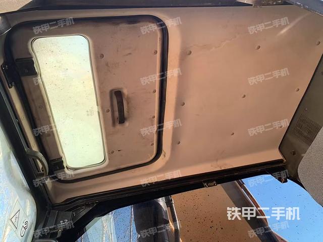 駕駛室頂部(整機(jī)外觀) 駕駛室頂部(整機(jī)外觀)