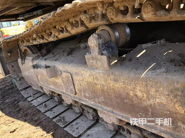 單側(cè)履帶整體(整機(jī)外觀) 單側(cè)履帶整體(整機(jī)外觀)