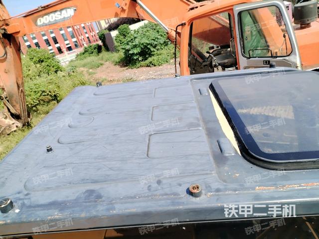 駕駛室頂部(整機(jī)外觀) 駕駛室頂部(整機(jī)外觀)