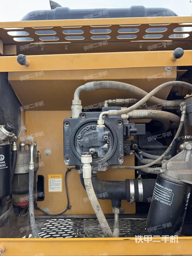 液壓泵艙室正面整體(整機(jī)外觀) 液壓泵艙室正面整體(整機(jī)外觀)