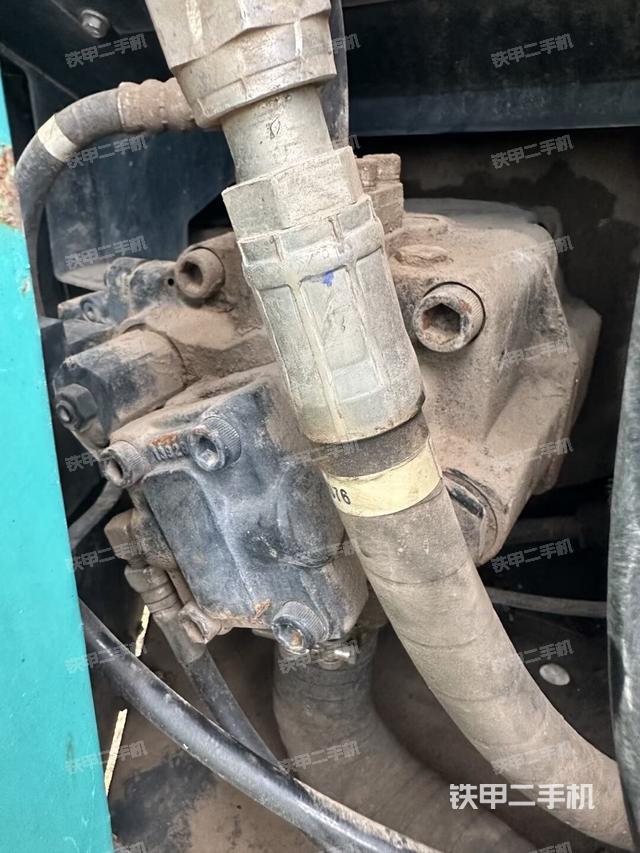 液壓泵艙室正面整體(整機外觀) 液壓泵艙室正面整體(整機外觀)