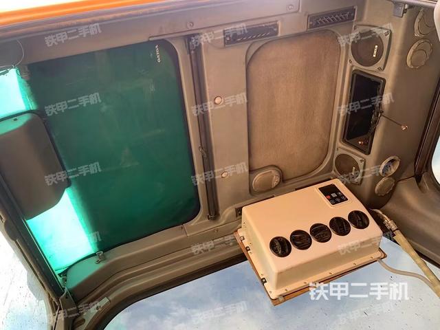 駕駛室頂部(整機(jī)外觀) 駕駛室頂部(整機(jī)外觀)
