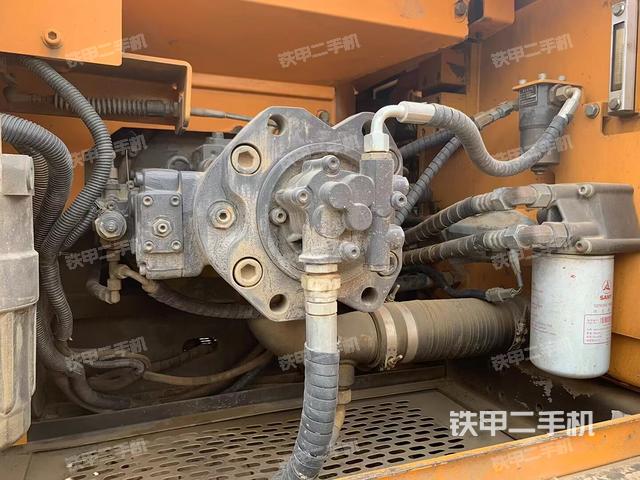 液壓泵艙室正面整體(整機(jī)外觀) 液壓泵艙室正面整體(整機(jī)外觀)