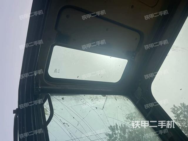 駕駛室頂部(整機(jī)外觀) 駕駛室頂部(整機(jī)外觀)