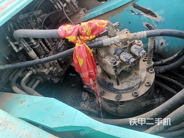 回转马达和主控阀(整机外观) 回转马达和主控阀(整机外观)
