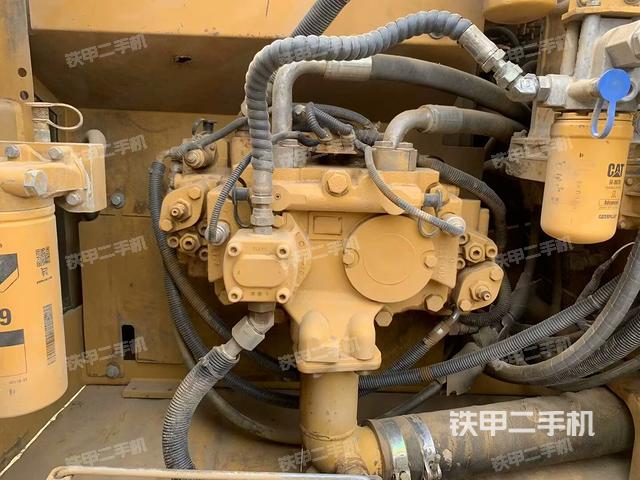 液压泵舱室正面整体(整机外观) 液压泵舱室正面整体(整机外观)