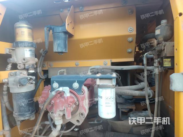 液压泵舱室正面整体（整机外观）