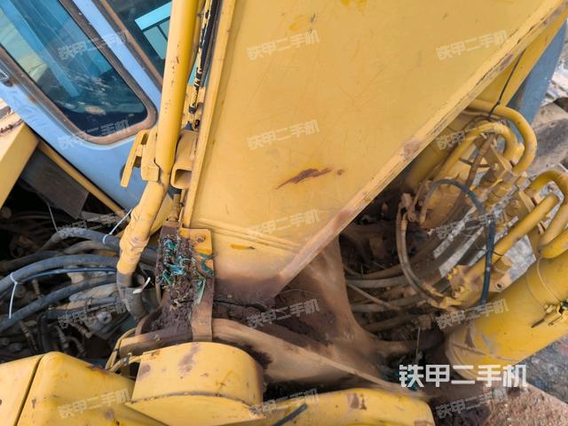 大臂油缸整体 竖拍(工作和回转装置) 大臂油缸整体 竖拍(工作和回转装置)